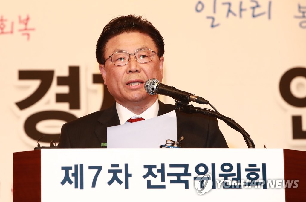 당명 변경 설명하는 박맹우 사무총장