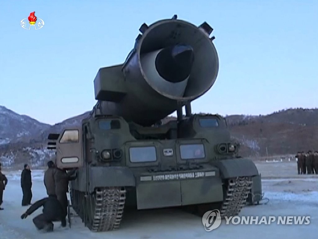 북한, 중장거리탄도탄 '북극성 2형' 발사 영상 공개