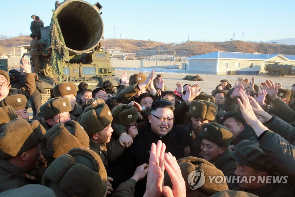 북한 김정은, 미사일 시험발사 현장 방문