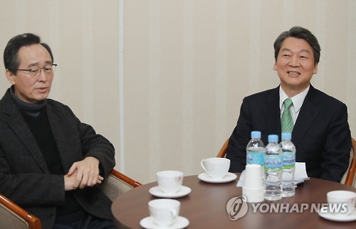 전북도지사와 얘기 나누는 안철수 전 대표