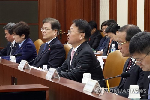 경제관계장관회의 주재하는 유일호 부총리