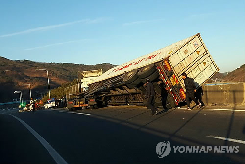 고가도로서 넘어진 컨테이너 트럭