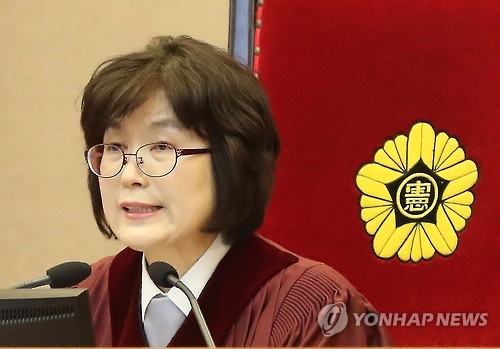참석자 확인하는 이정미 헌재소장 권한대행