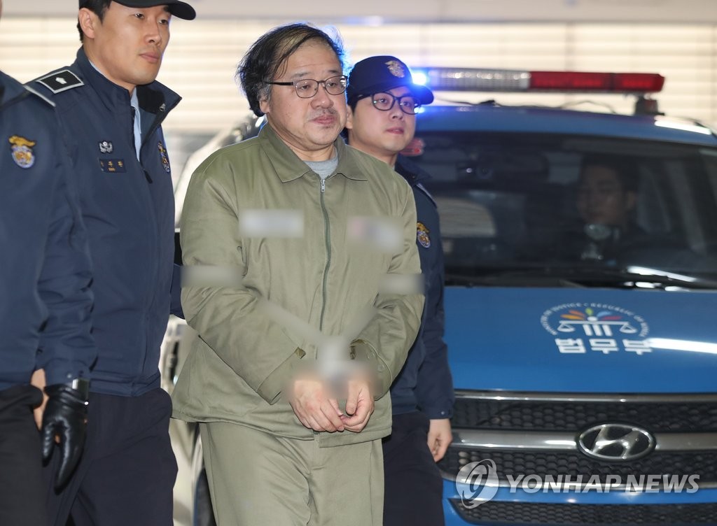 굳은 표정의 안종범