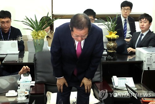 고개 숙여 인사하는 홍준표 경남도지사