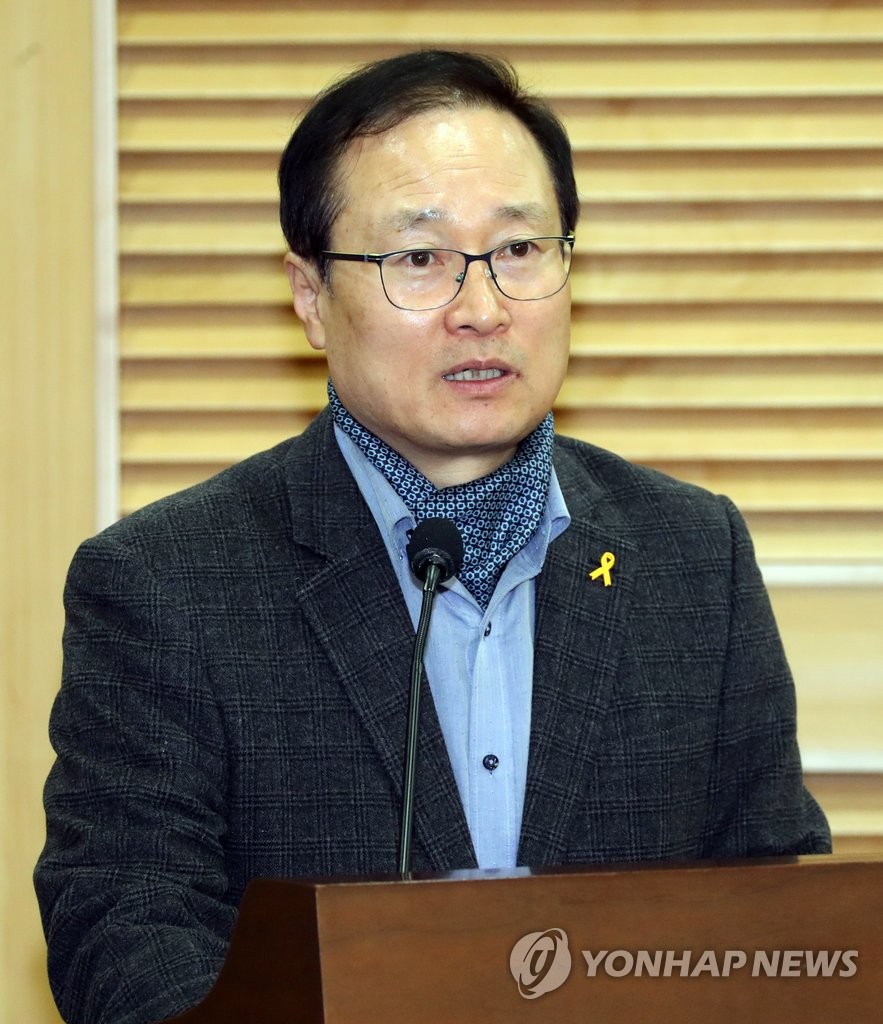 토론회 인사말하는 홍영표 환노위원장