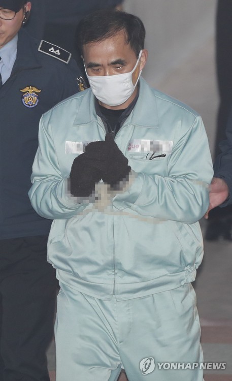 법정으로 향하는 김종
