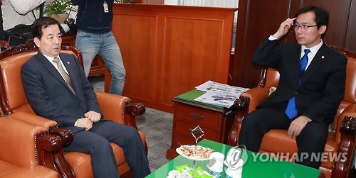 국방위 긴급간담회 참석한 한민구 장관