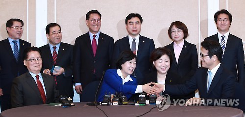 야당 회동 참석 바른정당, 다시 한번 악수