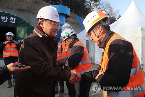건설 노동자 격려하는 유일호 부총리