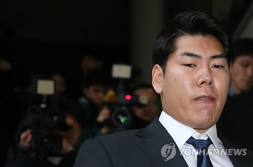 굳은 표정의 강정호