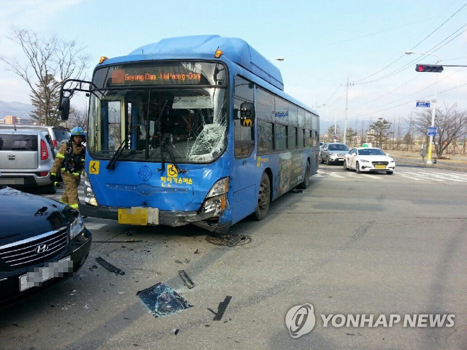 신호위반 승용차 시내버스와 '쾅'…13명 부상