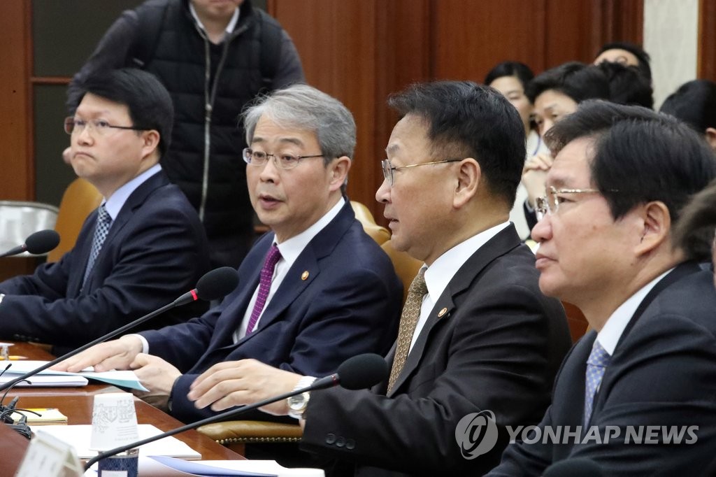 대화하는 부총리와 금융위원장
