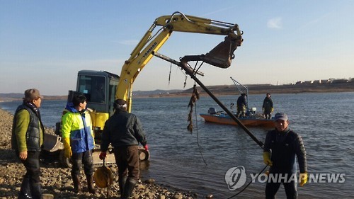 여주 이포보 강바닥에 철제구조물