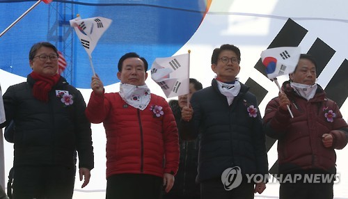 태극기 흔드는 정치인들