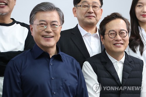 미소 짓는 문재인-황교익