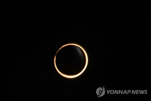 하늘 위에 뜬 반지
