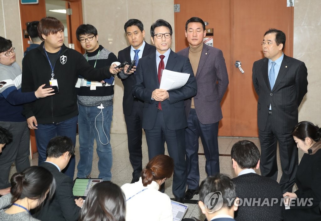 바른정당 입장 밝히는 정병국 대표