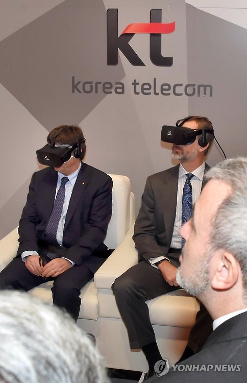 VR 체험하는 스페인 국왕