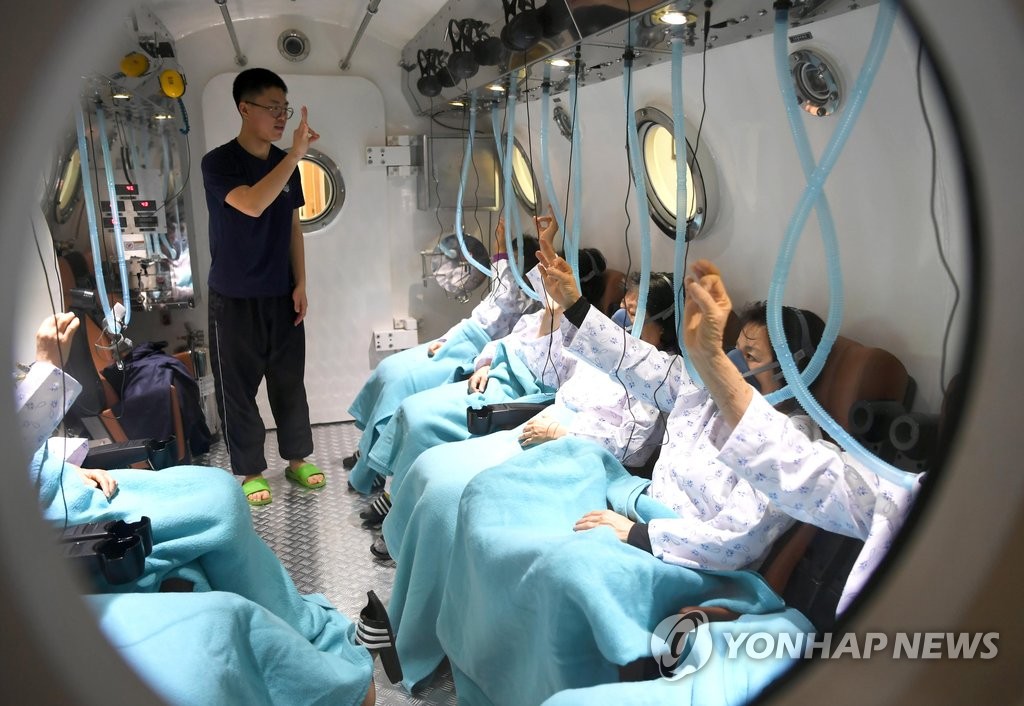 해군 챔버로 잠수질환 치료받는 제주 강정마을 해녀
