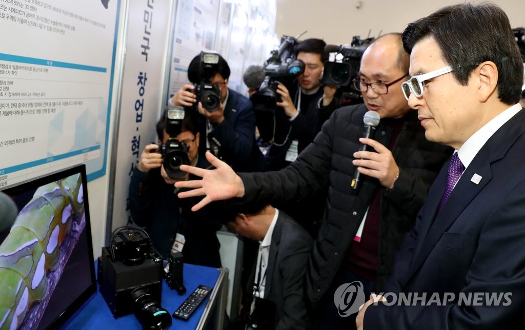 설명 듣는 황 대행