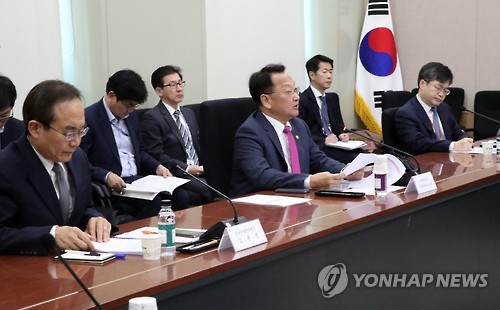 재정전략협의회 주재하는 유일호 부총리