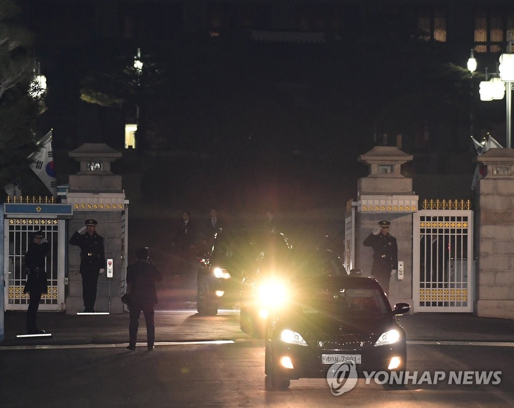 청와대 정문 나서는 박 전 대통령 차량행렬