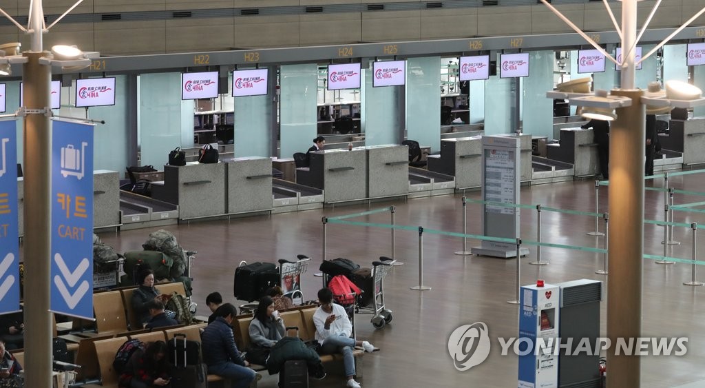 韓国を訪れる中国人観光客の減少で、仁川国際空港の国際線出発ロビーの中国航空会社カウンターも閑散としている＝１５日、仁川（聯合ニュース）