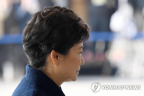 검찰 출석위해 이동하는 박근혜
