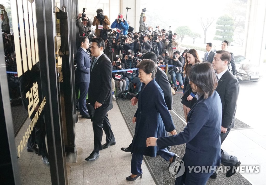 (서울 사진공동취재단=연합뉴스) 박근혜 전 대통령이 2017년 3월 21일 오전 조사를 받기위해 서울중앙지검 청사에 도착, 조사실로 향하고 있다.