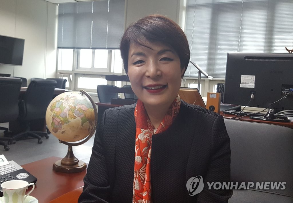 인터뷰에 응하는 박은하 공공외교대사
