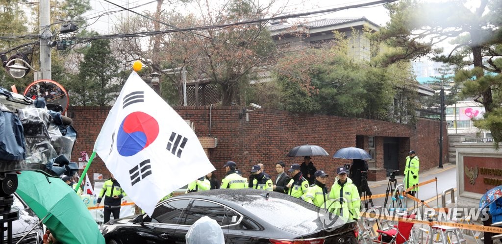 분주한 박 전 대통령 자택