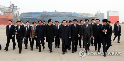 세월호 둘러보고 나가는 황 대행