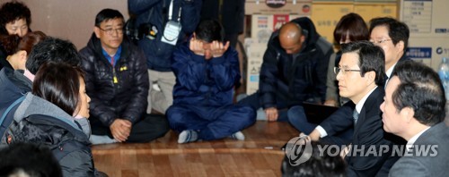 미수습자 가족과 대화하는 황 대행