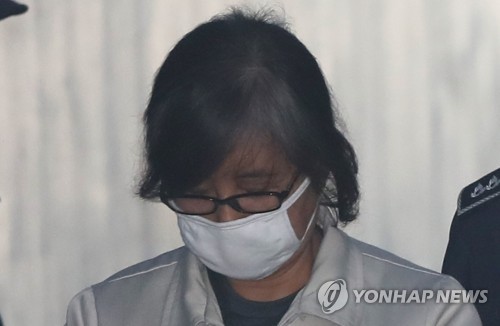 고개 숙인 최순실