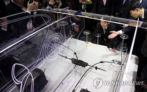 첨단 자동차 부품 살펴보는 안철수