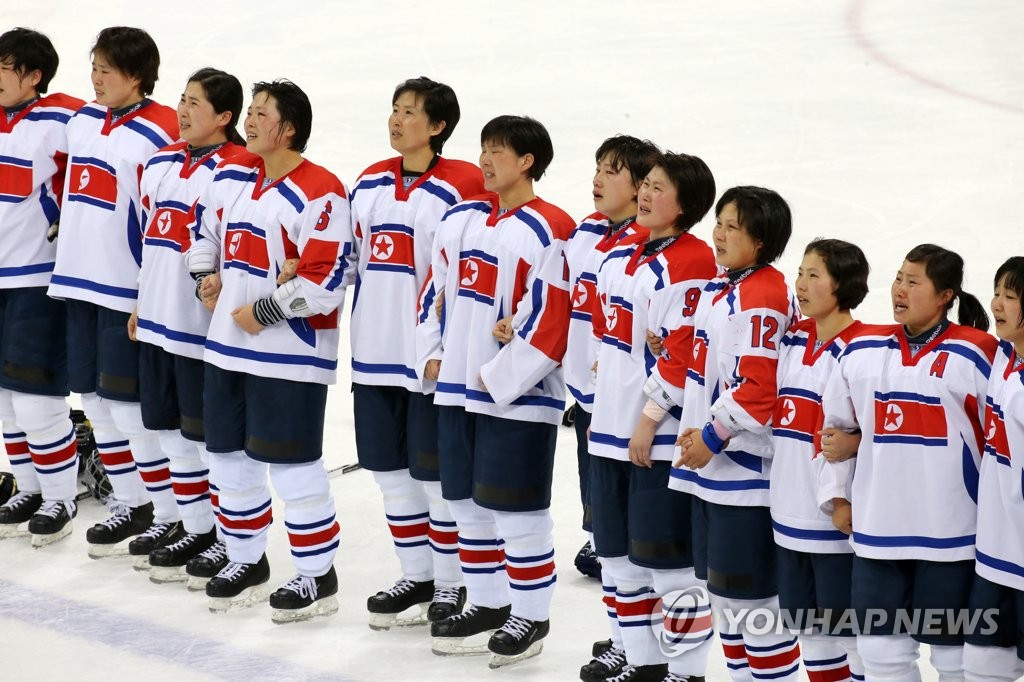 北朝鮮国旗掲揚に選手ら涙