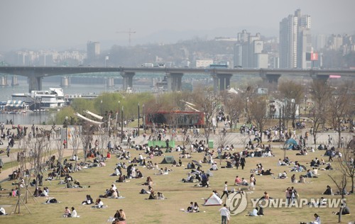 한강시민공원에 몰린 시민들