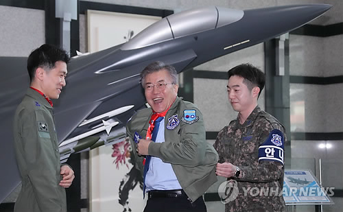빨간 마후라와 점퍼 입는 문재인