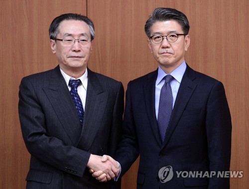 악수하는 김홍균 우다웨이