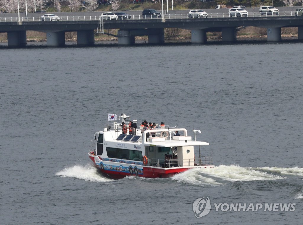 낙동강 관광하는 생태탐방선