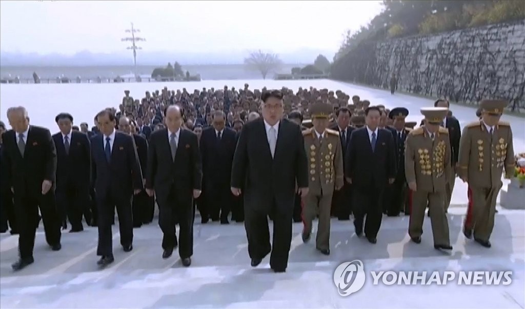 북한 김정은, 김일성 생일 맞아 금수산궁전 참배