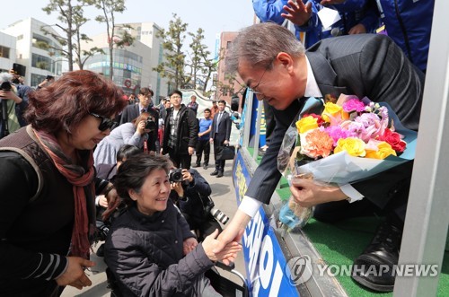 꽃다발 받는 문재인