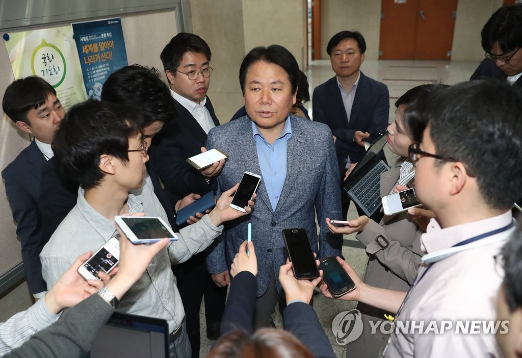 긴급의총 관련 답변하는 정양석 원내수석부대표