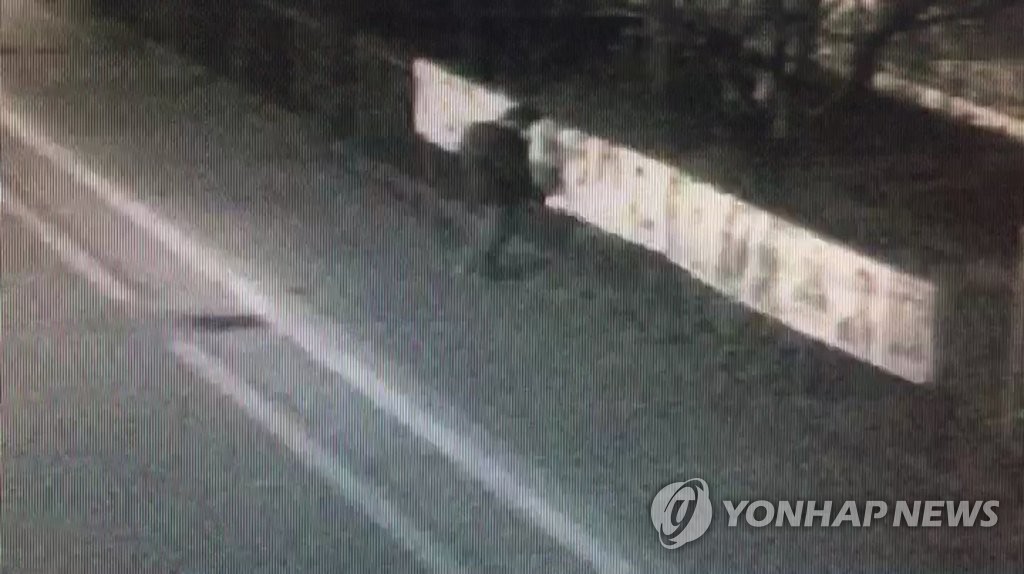 선거 벽보에 불 붙이는 남성