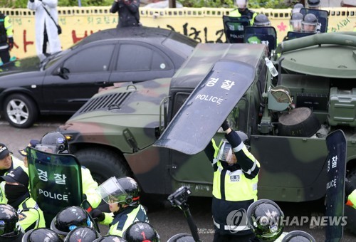 대치하는 경찰과 주민