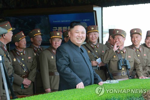 북한 "역대 최대규모 군종합동타격시위…김정은 참관"