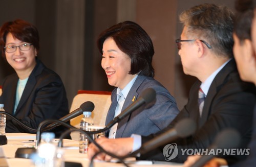 인사하는 심상정 후보
