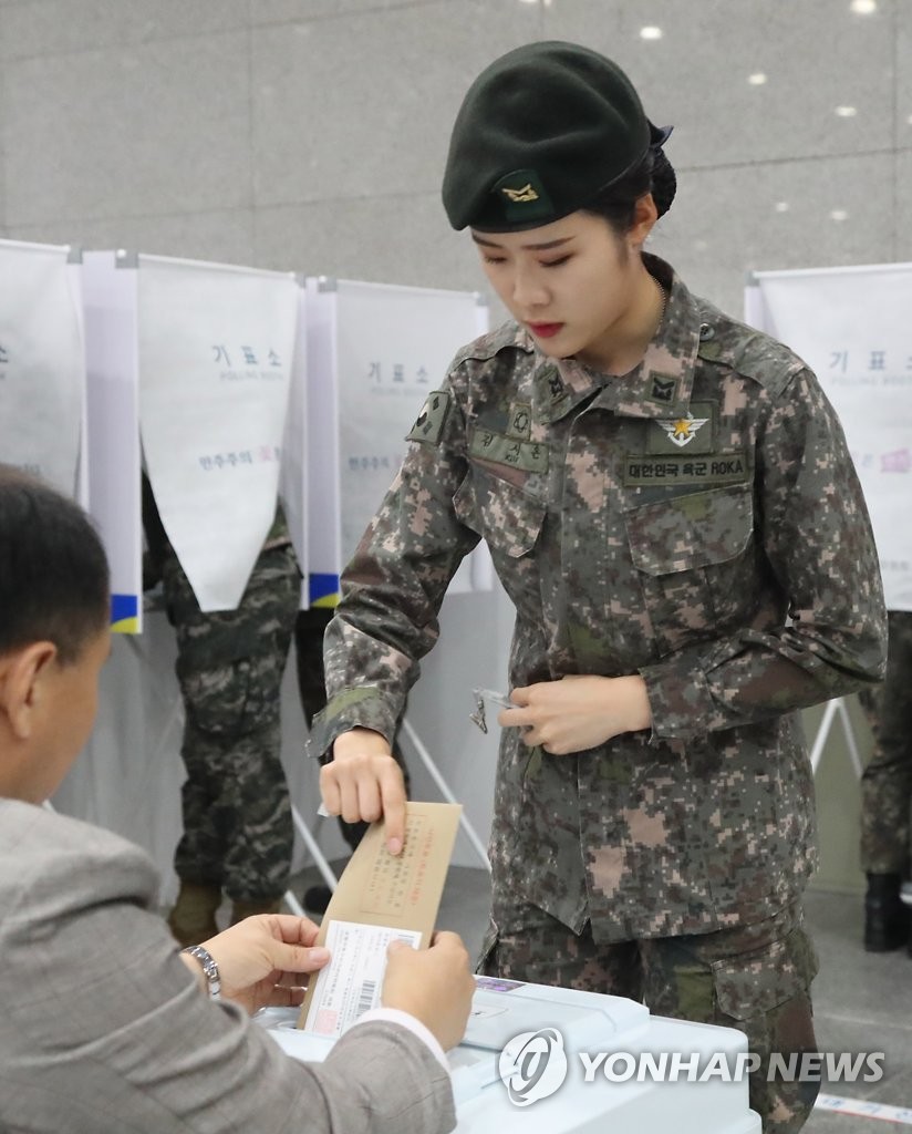投票する女性兵士