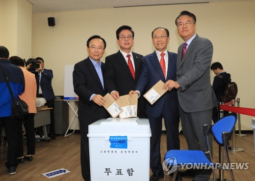 투표하는 자유한국당 선대위원장들